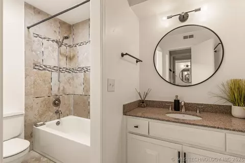 Bath - 4428 E 68th Street 484, Tulsa, OK 74136 photo 3 of 4