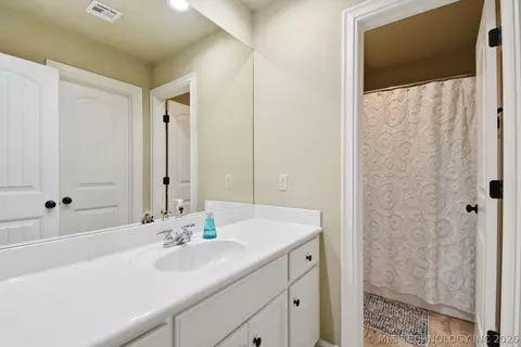 Bath - 7265 E 112th St S, Bixby, OK 74008 photo 7 of 8