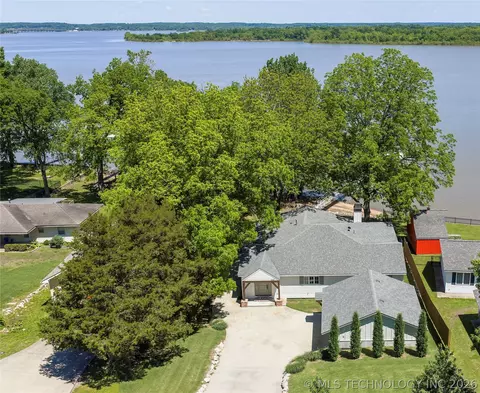 1205 Red Bud Dr, Grove, OK 74344