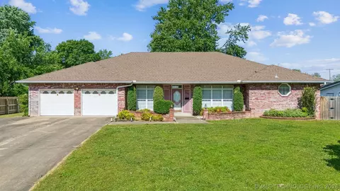 1307 N Douglas Dr, Claremore, OK 74017