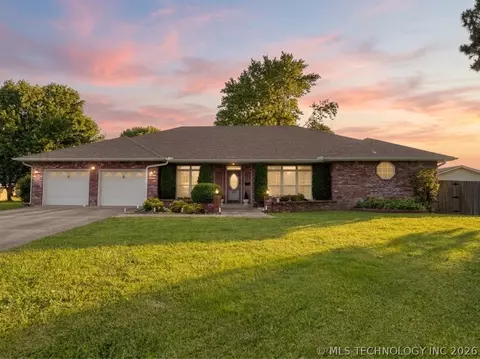 1307 N Douglas Dr, Claremore, OK 74017