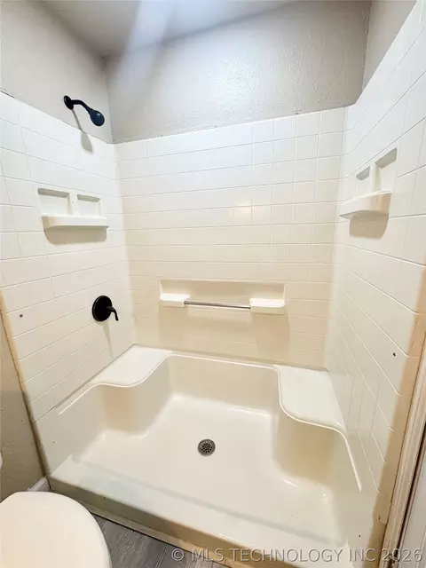 Bath - 422909 Hwy 266, Checotah, OK 74426 photo 6 of 6