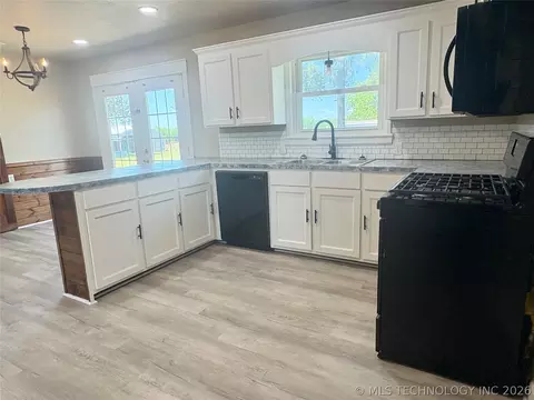Kitchen - 422909 Hwy 266, Checotah, OK 74426 photo 3 of 5
