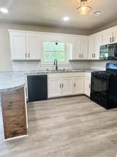 Kitchen - 422909 Hwy 266, Checotah, OK 74426 photo 2 of 5