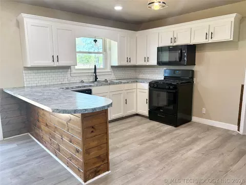 Kitchen - 422909 Hwy 266, Checotah, OK 74426 photo 1 of 5