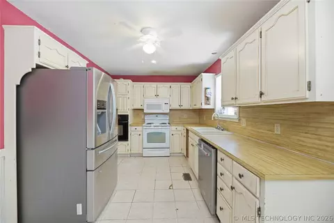 Kitchen - 809 E Union St, Broken Arrow, OK 74011 photo 1 of 3
