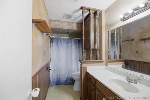 Bath - 809 E Union St, Broken Arrow, OK 74011 photo 3 of 3