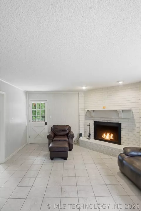 Living - 809 E Union St, Broken Arrow, OK 74011 photo 8 of 8