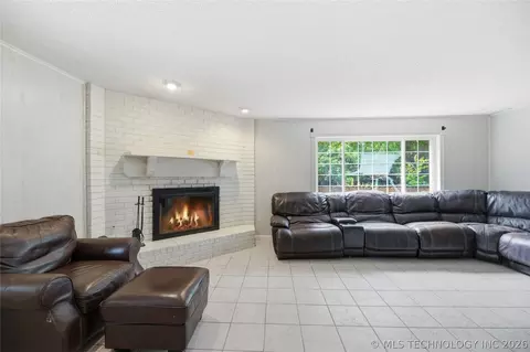Living - 809 E Union St, Broken Arrow, OK 74011 photo 6 of 8