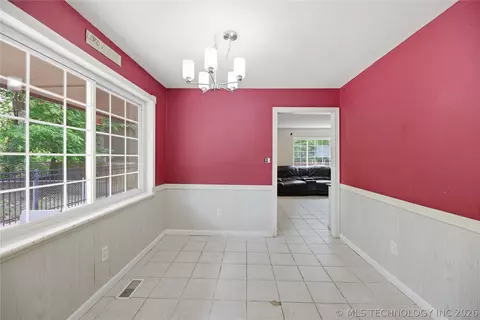 Dining - 809 E Union St, Broken Arrow, OK 74011 photo 2 of 3