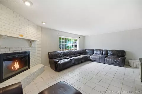 Living - 809 E Union St, Broken Arrow, OK 74011 photo 5 of 8