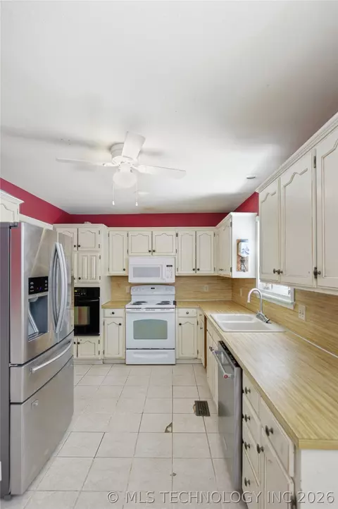 Kitchen - 809 E Union St, Broken Arrow, OK 74011 photo 3 of 3