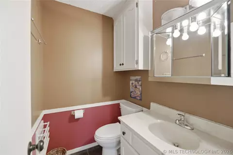 Bath - 809 E Union St, Broken Arrow, OK 74011 photo 1 of 3