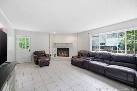 Living - 809 E Union St, Broken Arrow, OK 74011 photo 4 of 8