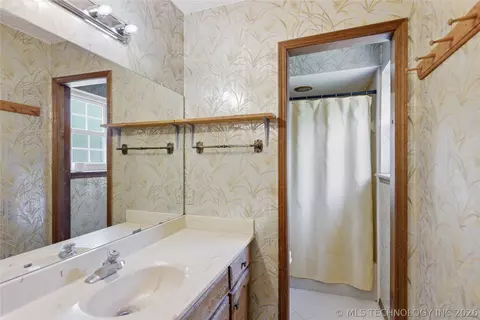Bath - 809 E Union St, Broken Arrow, OK 74011 photo 2 of 3