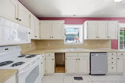 Kitchen - 809 E Union St, Broken Arrow, OK 74011 photo 2 of 3