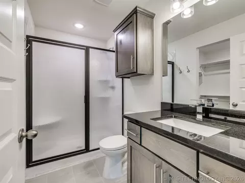 Bath - 3501 E 153rd St S, Bixby, OK 74008 photo 3 of 4