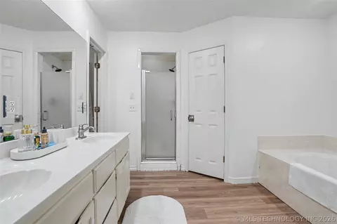 Bath - 9503 E 112th Pl S, Bixby, OK 74008 photo 4 of 6