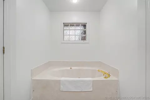 Bath - 9503 E 112th Pl S, Bixby, OK 74008 photo 5 of 6