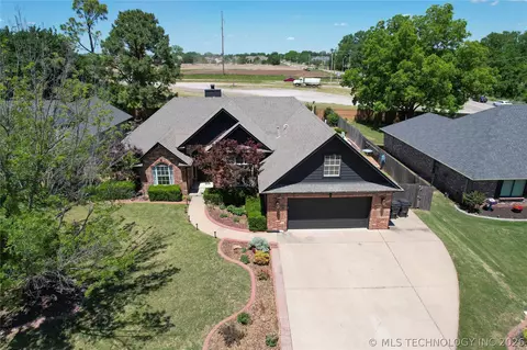 Exterior - 9503 E 112th Pl S, Bixby, OK 74008 photo 8 of 9