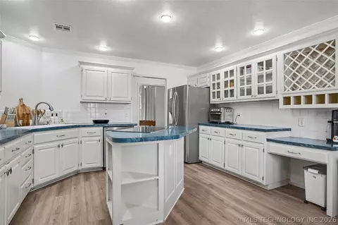 Kitchen - 9503 E 112th Pl S, Bixby, OK 74008 photo 2 of 3