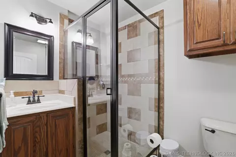 Bath - 902 Springfield, Durant, OK 74701 photo 1 of 6
