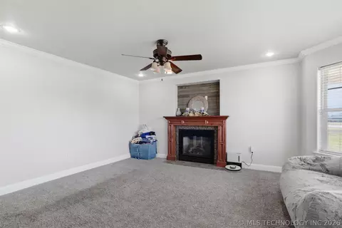 Living - 902 Springfield, Durant, OK 74701 photo 1 of 2