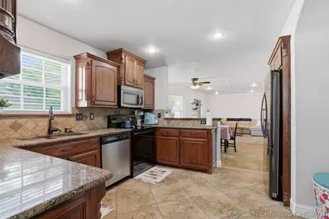 Kitchen - 902 Springfield, Durant, OK 74701 photo 3 of 3