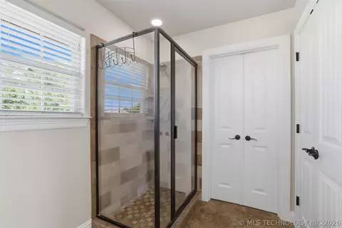 Bath - 902 Springfield, Durant, OK 74701 photo 3 of 6