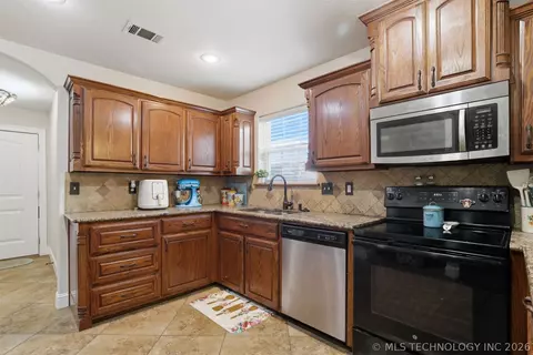 Kitchen - 902 Springfield, Durant, OK 74701 photo 2 of 3