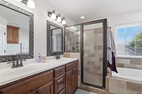 Bath - 902 Springfield, Durant, OK 74701 photo 5 of 6