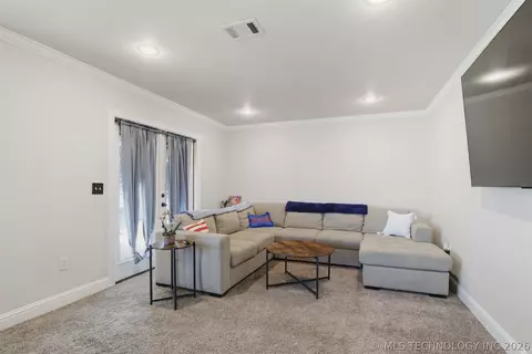 Living - 902 Springfield, Durant, OK 74701 photo 2 of 2