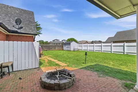 Exterior - 902 Springfield, Durant, OK 74701 photo 4 of 7