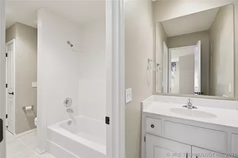 Bath - 3920 S Sequoia Ave, Broken Arrow, OK 74011 photo 6 of 7
