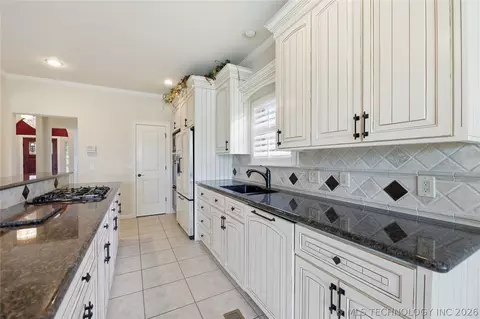 Kitchen - 3920 S Sequoia Ave, Broken Arrow, OK 74011 photo 2 of 4