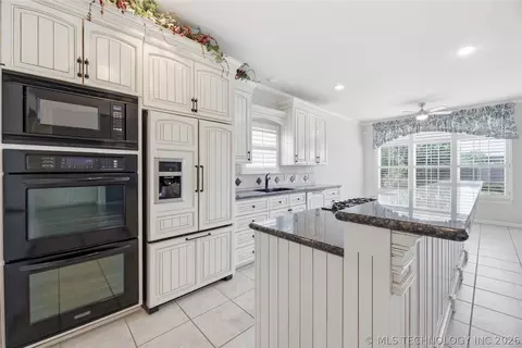 Kitchen - 3920 S Sequoia Ave, Broken Arrow, OK 74011 photo 4 of 4