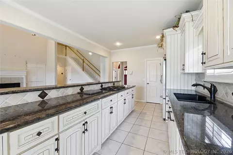 Kitchen - 3920 S Sequoia Ave, Broken Arrow, OK 74011 photo 3 of 4