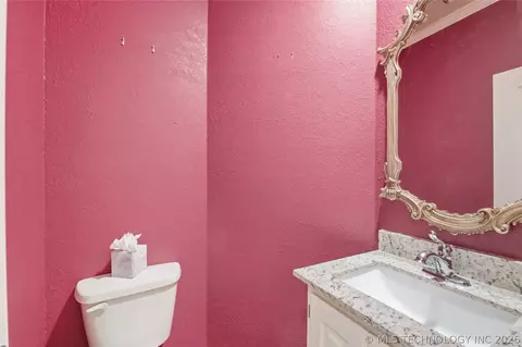 Bath - 3920 S Sequoia Ave, Broken Arrow, OK 74011 photo 5 of 7