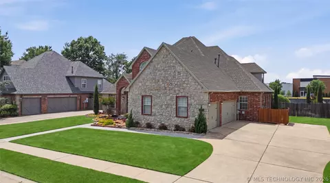Exterior - 3920 S Sequoia Ave, Broken Arrow, OK 74011 photo 2 of 10