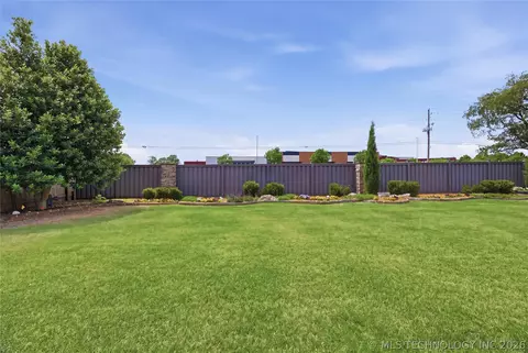 Exterior - 3920 S Sequoia Ave, Broken Arrow, OK 74011 photo 8 of 10