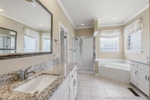 Bath - 3920 S Sequoia Ave, Broken Arrow, OK 74011 photo 2 of 7