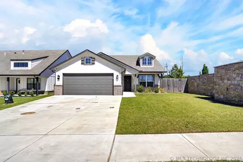 8601 N 76th East Pl, Owasso, OK 74055