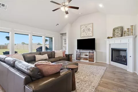 Living - 3456 E 154th St S, Bixby, OK 74008 photo 1 of 1