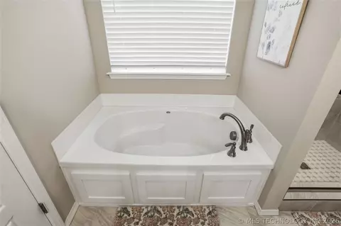 Bath - 3456 E 154th St S, Bixby, OK 74008 photo 2 of 3