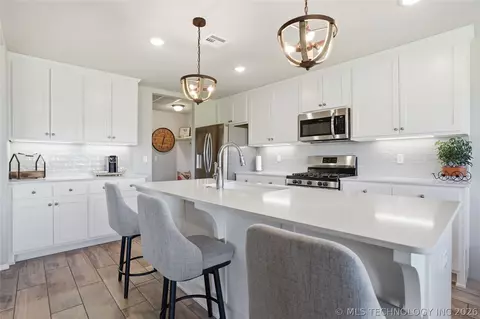 Kitchen - 3456 E 154th St S, Bixby, OK 74008 photo 4 of 5