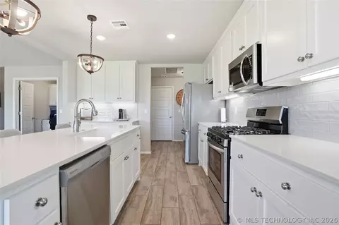Kitchen - 3456 E 154th St S, Bixby, OK 74008 photo 2 of 5