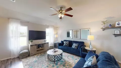 Living - 1632 E Gary St, Broken Arrow, OK 74012 photo 2 of 2