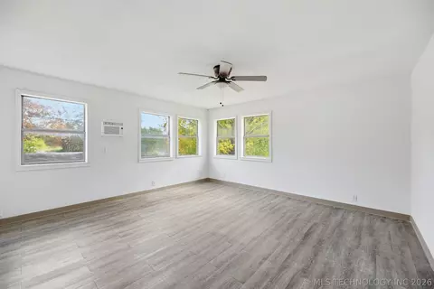 Living - 400 W Tulsa Ave SE, Spavinaw, OK 74366 photo 6 of 8
