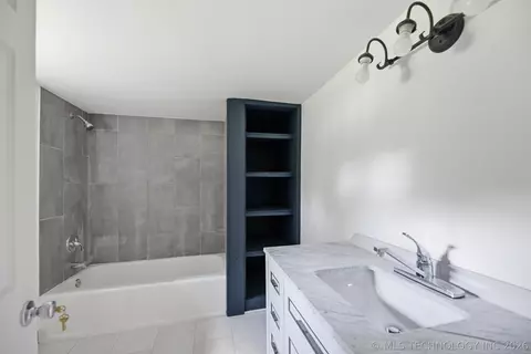 Bath - 400 W Tulsa Ave SE, Spavinaw, OK 74366 photo 1 of 5