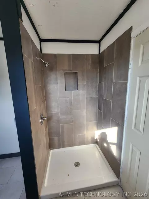 Bath - 400 W Tulsa Ave SE, Spavinaw, OK 74366 photo 4 of 5